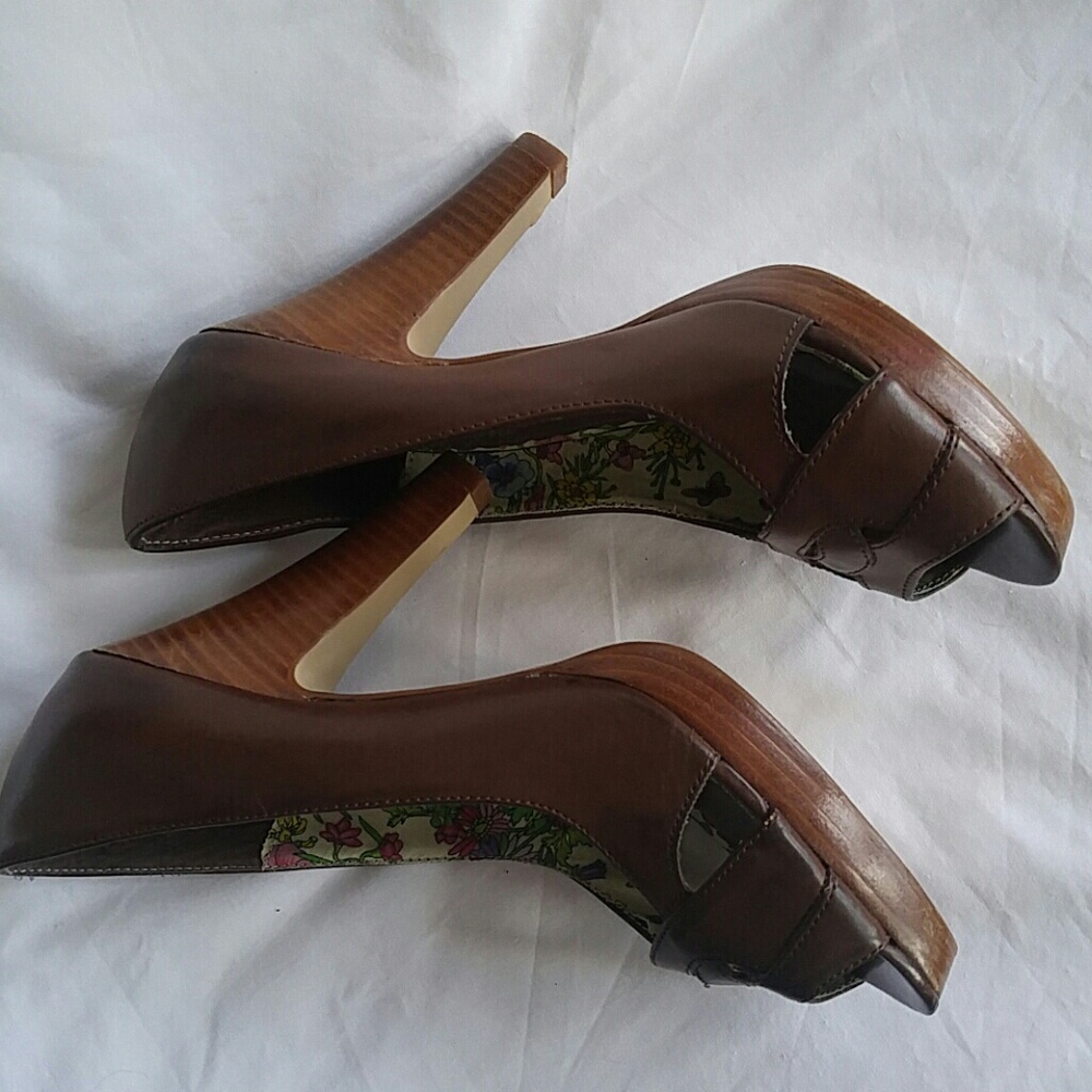Shoes - Picture 7 of 8